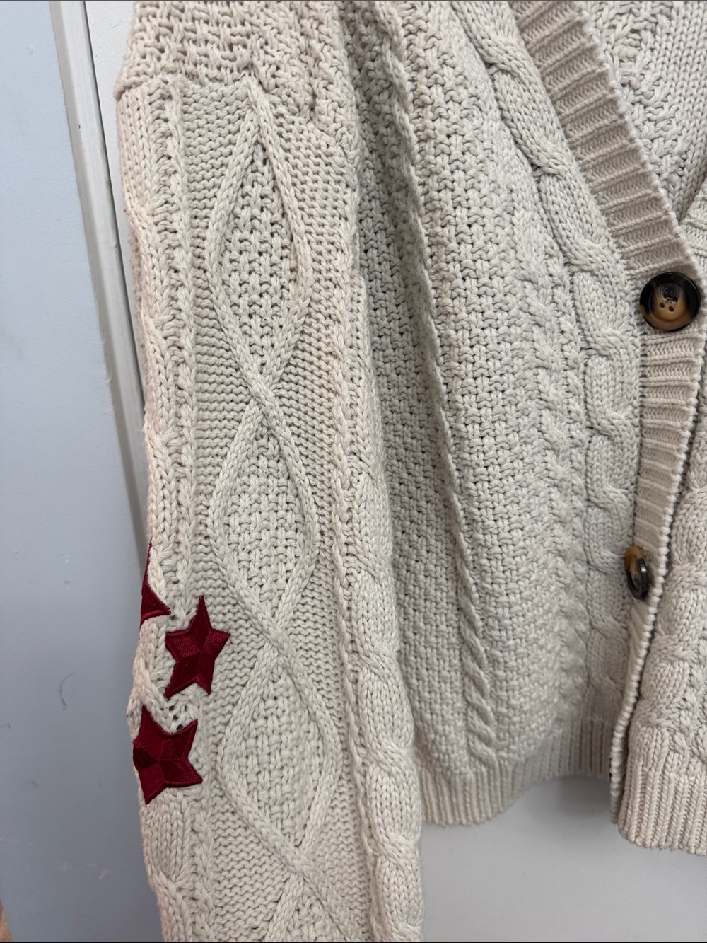 Taylor Swift Cream Cable Knit Cardigan with Red Star Patches - Picture 4 of 11